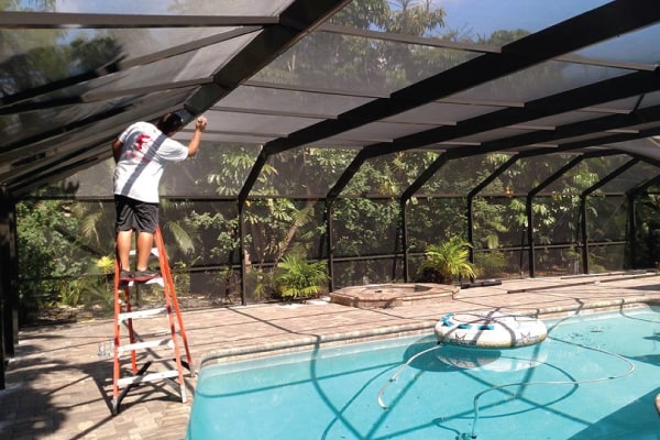 You are currently viewing Why Should Florida Pools Have a Screen Enclosure?